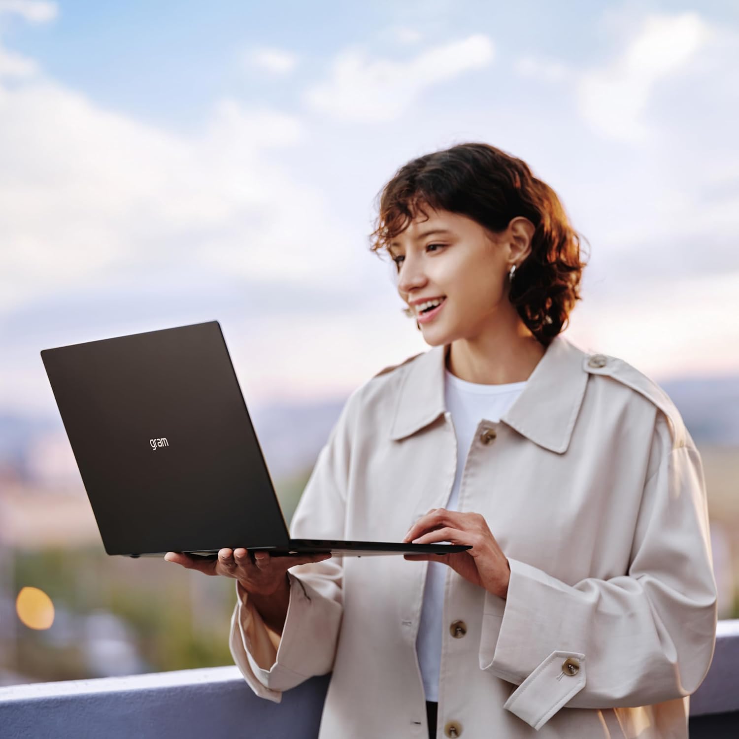 1771196302 161 LG gram 14 inch Thin and Lightweight Laptop Windows 11 Home.jpg